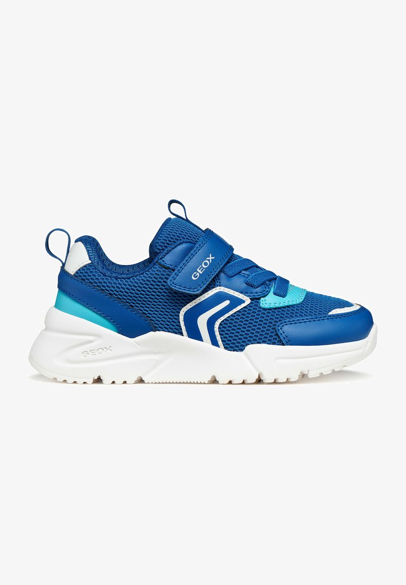 Baskets Geox bleues avec tige en mesh, détails en cuir, bride réglable et semelle blanche épaisse avec bande de roulement texturée pour une meilleure adhérence.