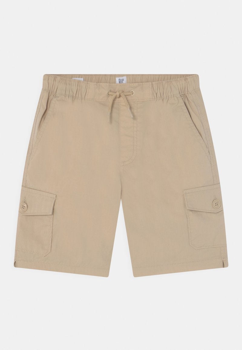 Short cargo beige longueur genou avec taille élastique, cordon de serrage, poches latérales et poches à rabat boutonnées sur chaque jambe.