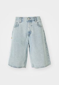 Shorts de mezclilla azul claro con talle alto, cinco bolsillos y dobladillo sin acabar. Fabricados en resistente denim de algodón con un ajuste ligeramente holgado.
