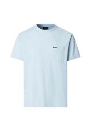 T-shirt bleu clair à manches courtes avec col ras du cou, petite poche poitrine et étiquette foncée sur la poche.