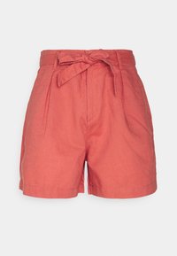 Shorts en lin corail avec un lien de taille, deux poches latérales et une coupe décontractée. Présentent une texture lisse et un ourlet net.