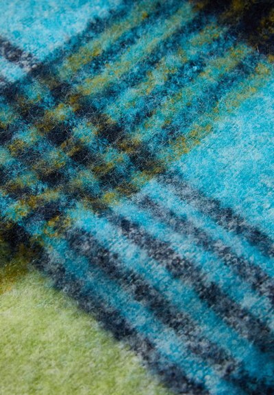 Tkanina z mieszanki wełny w odcieniach niebieskiego, zielonego i czarnego, z wzorem w kratę i miękkim, teksturowanym wykończeniem.