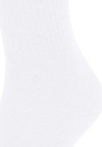 Primo piano di un tessuto di calzino bianco fino che mostra una fine trama a costine e un motivo a maglia liscia.