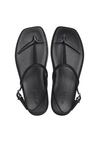 Sandales noires avec une semelle intérieure texturée, un design en tongs et une sangle ajustable. Fabriquées en matériau flexible avec une semelle plate et un entre-doigts proéminent.