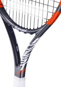 Babolat tennisracket met een zwart en zilver frame, oranje accenten en een textuur grip. Beschikt over een bespannen blad met een wit snarenpatroon.