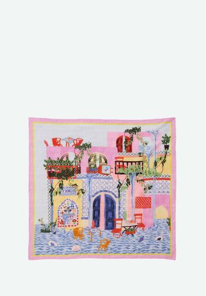 Tissu coloré représentant un café en plein air inondé avec des tables, des chaises, des plantes et un bâtiment rose avec des balcons et des portes voûtées.