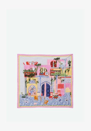 Kleurrijk textiel dat een overstroomd buitencafé toont met tafels, stoelen, planten en een roze gebouw met balkons en gewelfde deuren.