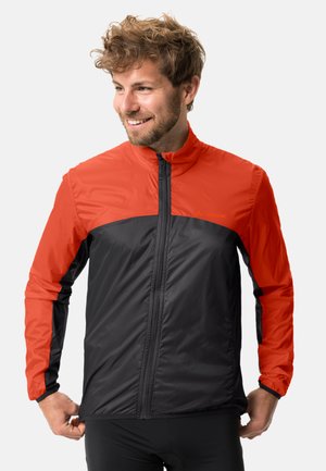 Leichte, wasserabweisende Jacke mit oberem Teil in leuchtendem Orange und unterem Teil in Schwarz, ausgestattet mit einem durchgehenden Reißverschluss und elastischen Bündchen.