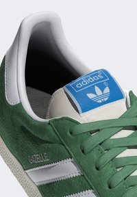 adidas Originals GAZELLE UNISEX - Športni copati - preloved green/ftwr white/core white
