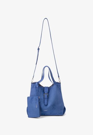 Blauwe suède handtas met voorste gesp, twee korte handvatten, lange verstelbare schouderriem en bijpassend afneembaar ritstasje.