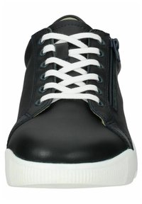 Zapatilla de piel negra con cordones blancos y una cremallera lateral. Presenta una suela de goma texturizada blanca y detalles de costura azul.