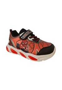 Zapato deportivo en rojo y negro con un gráfico de Spider-Man, parte superior de malla, suela blanca y acentos rojos, que cuenta con una correa de Velcro y cordones.