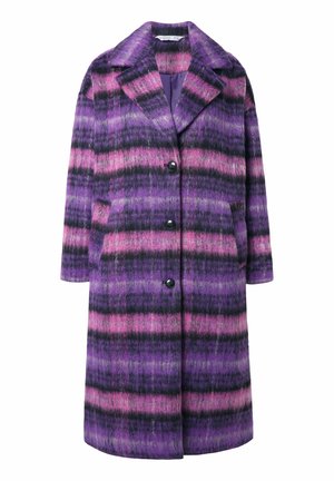 Manteau violet avec un motif rayé dans des nuances variées de violet, rose et noir. Présente un col rabattu, des boutons et des poches latérales.