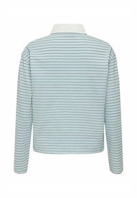 Camisa polo de manga larga en azul claro con finas rayas verticales en gris. Cuenta con un cuello blanco. Fabricada con una suave tela texturada.