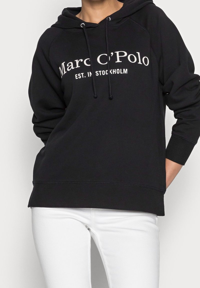 Felpa nera con cappuccio con logo frontale "Marc C’Polo EST. A STOCCOLMA", con lacci, maniche raglan e una vestibilità rilassata. Da abbinare a pantaloni bianchi.