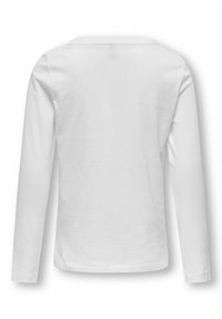 Chemise blanche à manches longues en coton doux, dotée d'un col rond simple et d'une texture lisse sans motifs ni embellissements visibles.