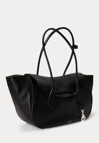 Bolso tote de cuero negro con largas asas dobles, bolsillo frontal con solapa y un gancho plateado para llavero colgando en el lateral.