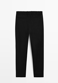 Zwarte slim-fit broek met elastische tailleband en twee achterzakken, plat weergegeven op een witte achtergrond.