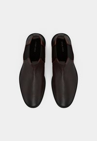 Pier One Klassikalised poolsaapad - brown