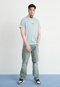 Nike Sportswear TEE - Apdrukāts T-krekls - light pumice