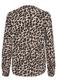 Blusa a maniche lunghe in tessuto beige chiaro con motivo leopardato nero e rosa, scollo rotondo e maniche gather alle caviglie.