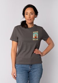 Grijze katoenen t-shirt met een ronde hals en korte mouwen; voorzien van een kleurrijke grafische print op de borst met verfijnde details.