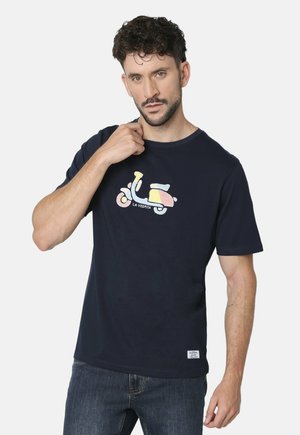 Camiseta de algodón azul marino con un gráfico colorido de un scooter y el texto "LA VESPITA" debajo, de mangas cortas y con cuello redondo.