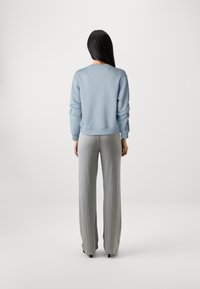 Guess TRIANGLE  - Sweatshirt - medina