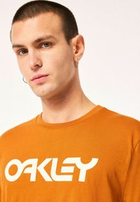 Oakley MARK TEE  - Camiseta estampada - ginger