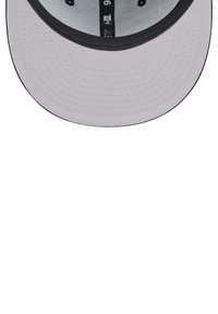 Graue Baseballmütze mit flacher Krempe, die eine schwarze Unterseite und schwarze Akzente aufweist. Das innere Etikett ist entlang der Nähte sichtbar.