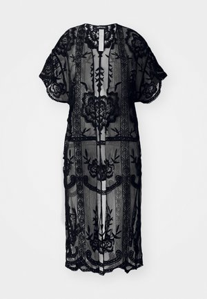 Crna čipkasta haljina kimono stila s cvjetnim vezom, kratkim rukavima, otvorenom prednjom stranicom i rubom koji se valovito završava. Prozirni materijal s složenim uzorcima.