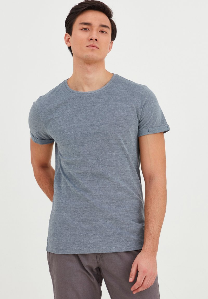 T-shirt grigio a maniche corte con colletto rotondo, realizzato in un tessuto testurizzato, con maniche arrotolate e una vestibilità rilassata.