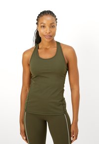 Top desportivo em verde oliva com um design ajustado, estilo costas nadador e textura suave. Combinado com leggins ajustadas coincidentes com costuras laterais brancas.