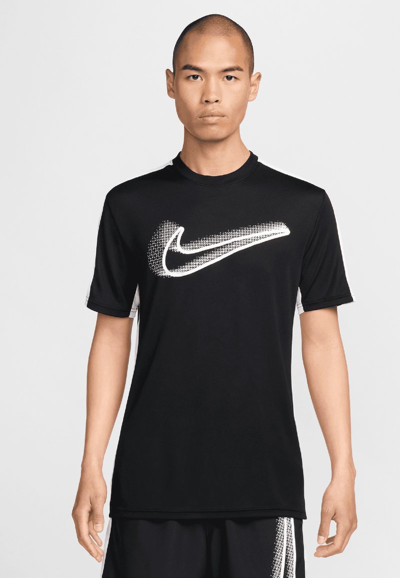 Černé sportovní tričko vyrobené z lehké tkaniny, s velkým bílým logem Nike a tečkovanými detaily. Krátké rukávy a kulatý výstřih.