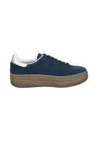 Marinblå mockaskor med en vadderad vit krage, guldaccent på hälen, snörning fram och en tjock, genomskinlig brun sula.