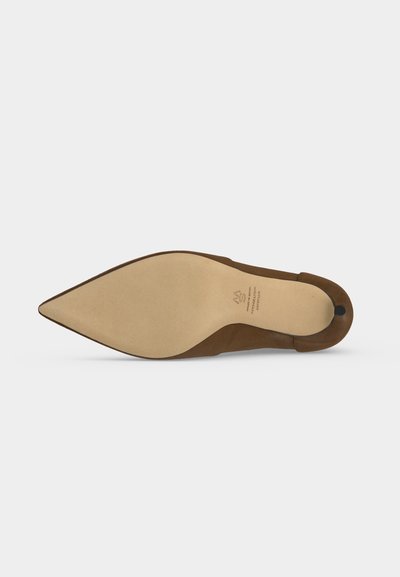 Semelle d'une chaussure en cuir marron à bout pointu avec un dessous beige lisse et des marquages de la marque près de la zone du talon.