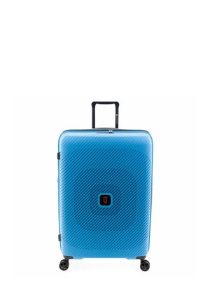 Valigia rigida blu con linee diagonali in rilievo, manico nero retraibile, quattro ruote e logo del marchio centrale sul pannello frontale.