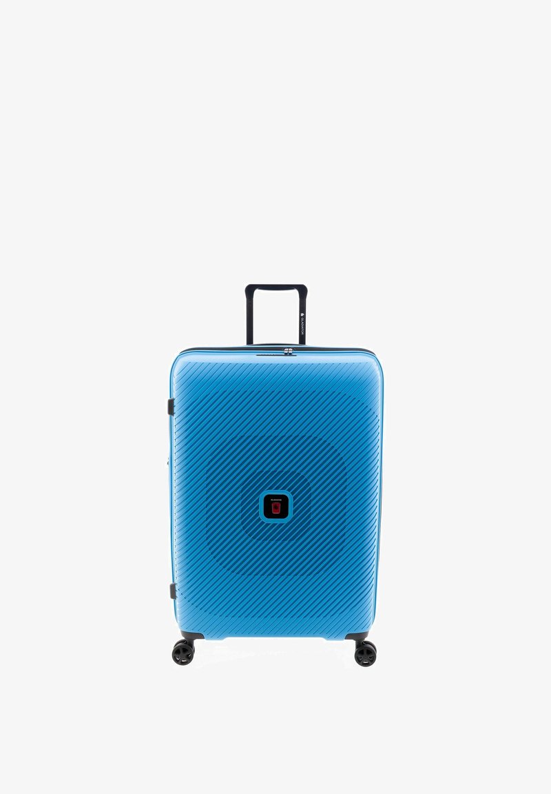 Valise rigide bleue avec des lignes texturées diagonales, poignée noire rétractable, quatre roues et logo de la marque au centre du panneau avant.