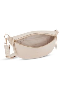 Béžová crossbody taška vyrobená z hladkej kože s zaobleným tvarom, so zipsom a nastaviteľným popruhom s nápisom značky.