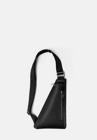 Borsa a tracolla triangolare nera in ecopelle, con tasca con zip, tracolla regolabile e texture liscia.