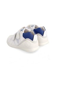 Zapatillas blancas con acentos azules, hechas de material sintético suave, que cuentan con dos correas de gancho y bucle ajustables y un diseño de punta redondeada.