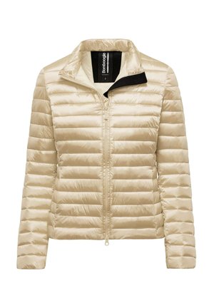 Giubbotto trapuntato beige con zip frontale, colletto alto e motivo trapuntato orizzontale. Presenta un accento nero a contrasto vicino al colletto.