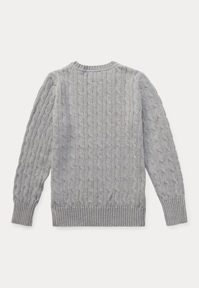 Grauer gestrickter Pullover mit einem Zopfdesign, gerippten Bündchen und Saum. Der Rücken ist strukturiert und für Komfort und Wärme ausgelegt.