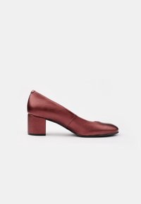 Chaussure à talon haut en cuir bordeaux avec un bout rond et un talon carré. Texture lisse avec une finition métallique et un design minimaliste.