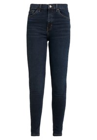 Jeans ajustados de mezclilla oscura, con una cintura alta, diseño de cinco bolsillos y detalles de costura sutiles. Textura suave en todo su diseño.