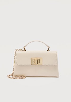 Sac à main en cuir crème avec poignée supérieure, bandoulière à chaîne dorée et fermoir rectangulaire doré sur le rabat avant.