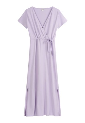 Lavendel Wickelkleid mit kurzen Ärmeln, elastischem Bund und Bindedetail. Hat seitliche Schlitze und einen glatten, leichten Stoff.