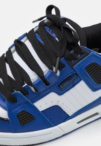 Globe SABRE - Trainers - blue