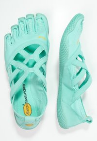 Akvafärgad minimalistisk sko med femtådesign, remdetaljer och texturerad sula för grepp. Lättviktsmaterial.