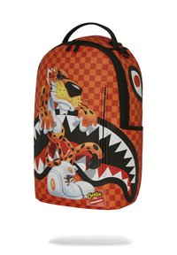 Mochila naranja con patrón de tablero de ajedrez que presenta un diseño de caricatura de guepardo, acentos negros y un bolsillo con cremallera en la parte delantera.